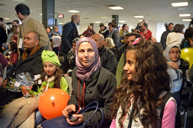 40 Syrian refugees arrive at Fiumicino airport in Italy coming from Beirut thanks to ‘humanitarian corridors’. (TELENEWS)  Federica Mogherini (R), EU foreign policy chief, meets with Syrian refugee students in Beirut. (Hasan Shaaban / REUTERS)