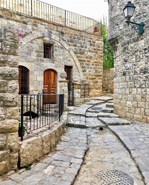 A atmosfera descontraída de Deir el-Qamar, a arquitetura medieval, as... (Deïr El Qamar, Mont-Liban, Lebanon)