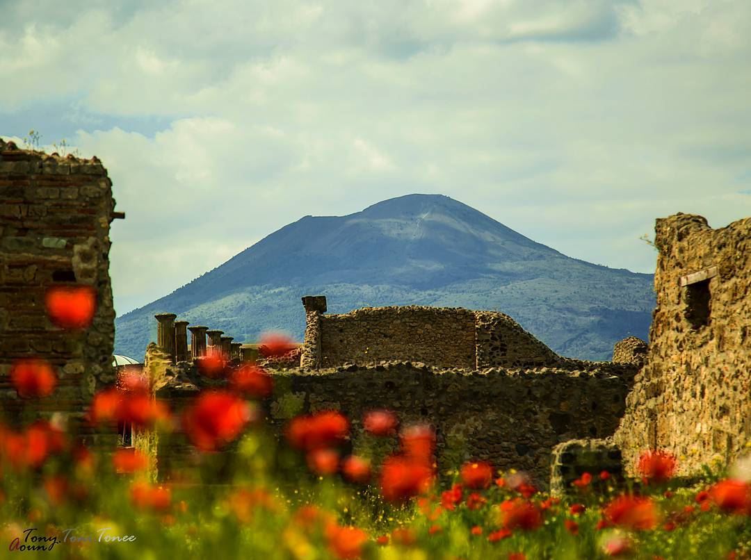 A bit less than 2000 years ago, Vesuvius erupted destroying everything in... (Pompei)