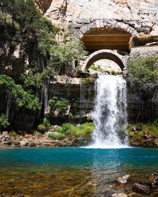 A cachoeira de Afqa, famoso marco geológico natural e atração turística do... (Afqa)