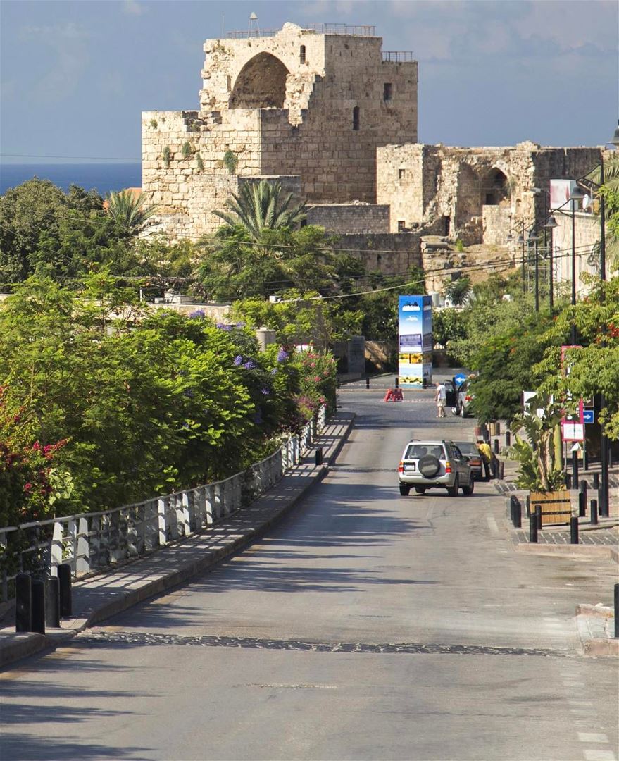A caminho do castelo! Esta é a principal estrada de Byblos, e a vista que... (Byblos, Lebanon)