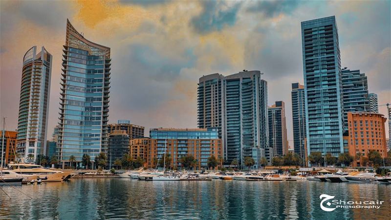 A cloudy autumn afternoon in our Beloved Beirut______🔴⚪⚪🌲⚪⚪🔴_______... (Zaitunay Bay)
