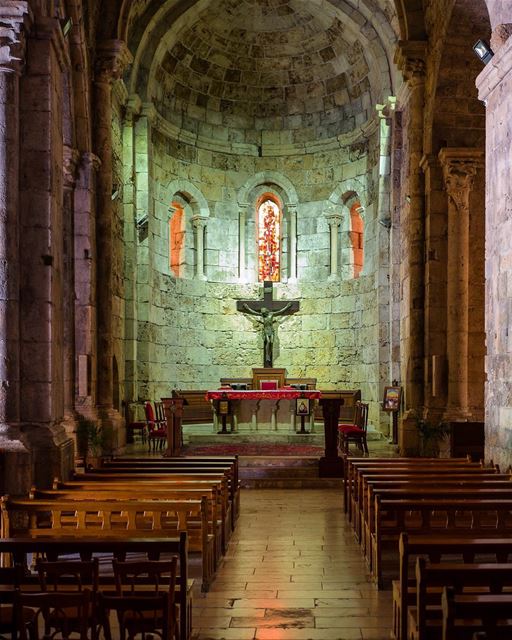 A construção desta belíssima igreja das Cruzadas nas ruas medievais acima... (Byblos - Jbeil)