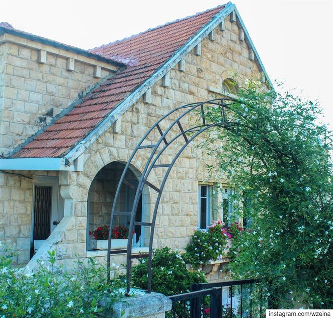 A different shape of a brick house from our Beino village 🏡 و زينت بيتي ب (Beïno, Liban-Nord, Lebanon)