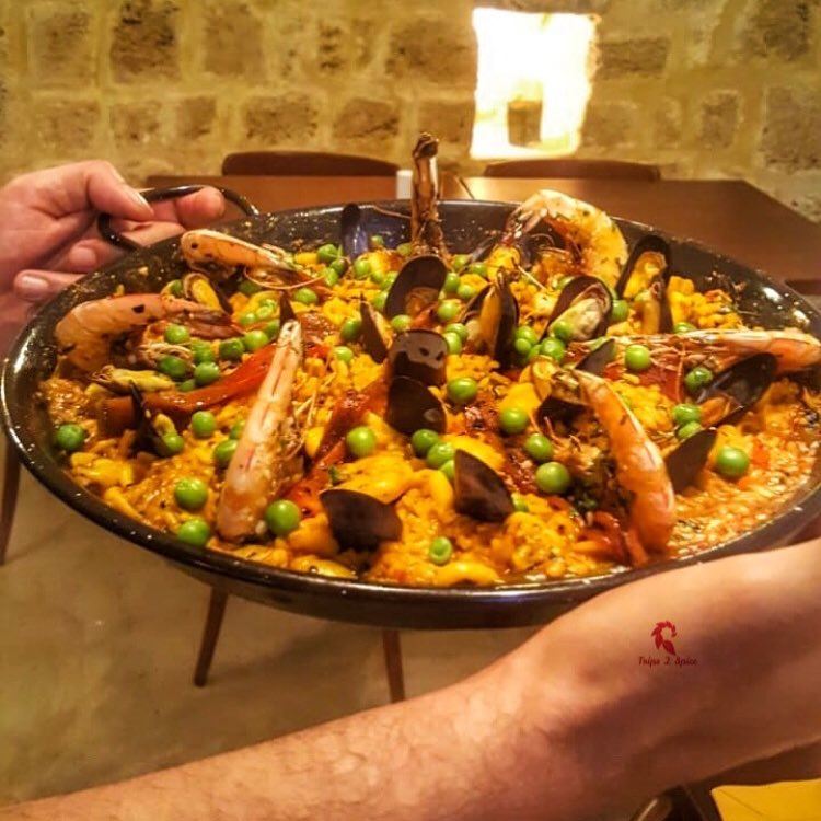 A dish I couldn’t hold in one hand 🤚 🤔.======================📍 @lapara (La Paradera - Spanish Cuisine)
