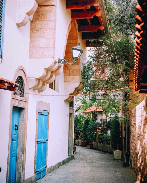 A influência da arquitetura antiga em uma rua pitoresca na parte 'velha'... (El Mîna, Liban-Nord, Lebanon)