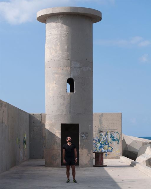 A  lighthouse , a  graffiti and a  photographer @sounegram ... (Batroûn)