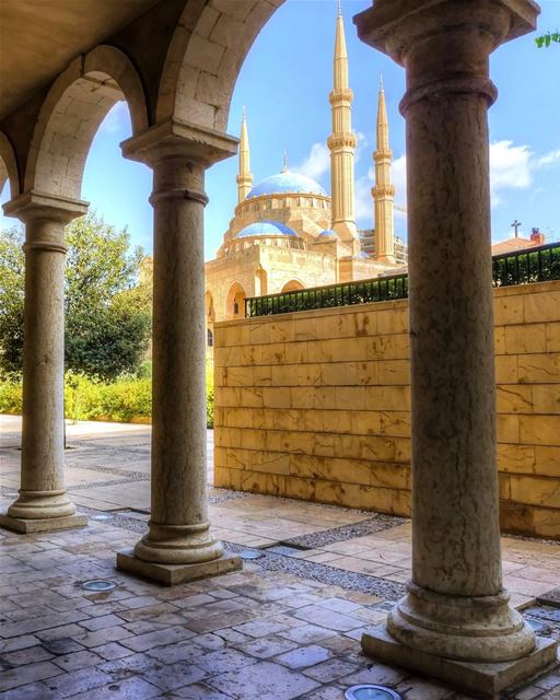 A mágica Mesquita Azul de Beirute vista a partir da histórica Catedral... (Saint George Greek Orthodox Cathedral)