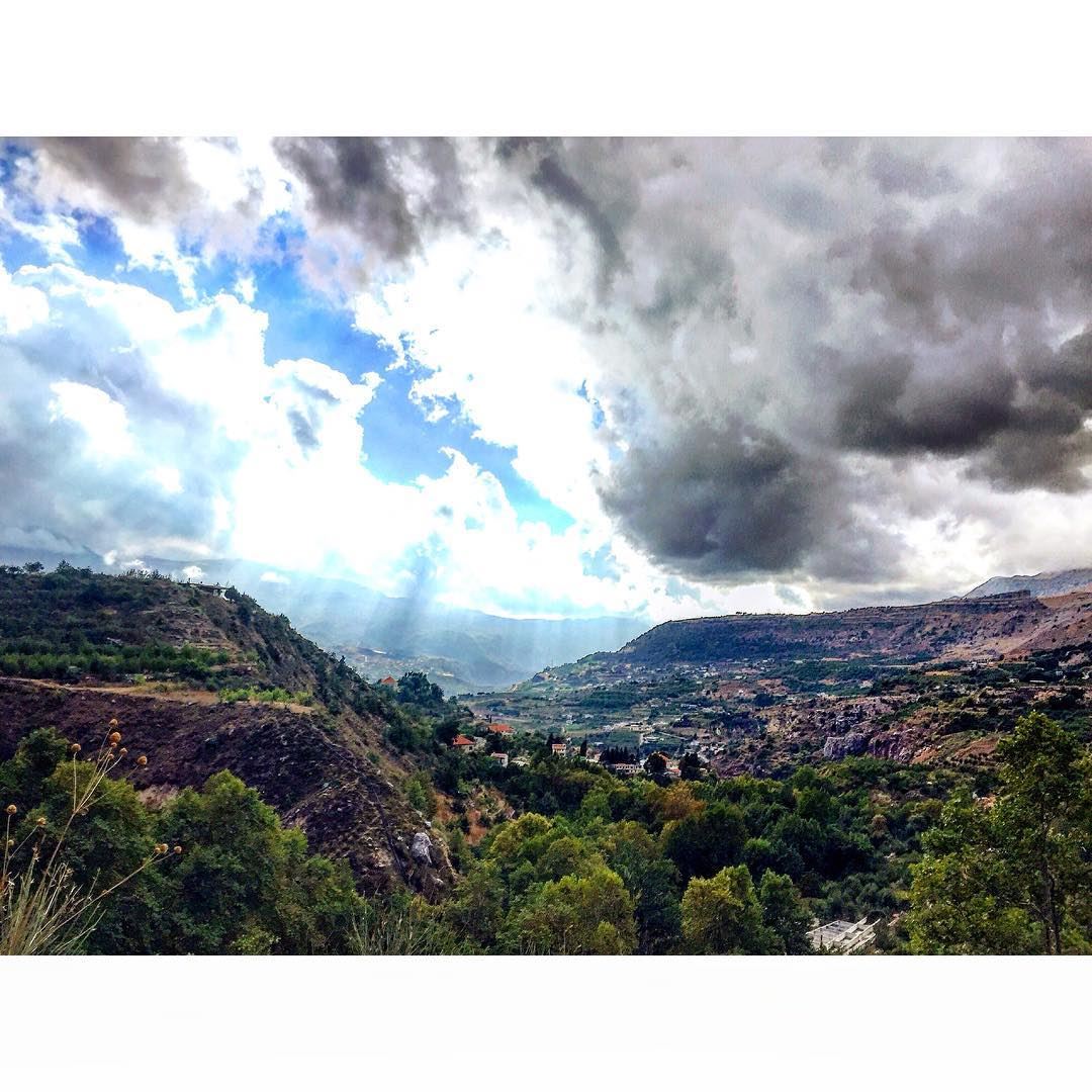 A majestic view on the village of Mejdel (Mejdel Akoura)