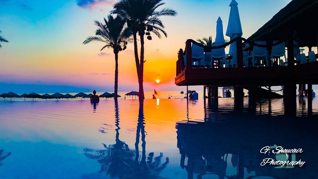 A mesmerizing sunset after a wonderful day at the beach 🏊‍♂️🌞 ______🔴⚪⚪� (Janna Sur Mer)