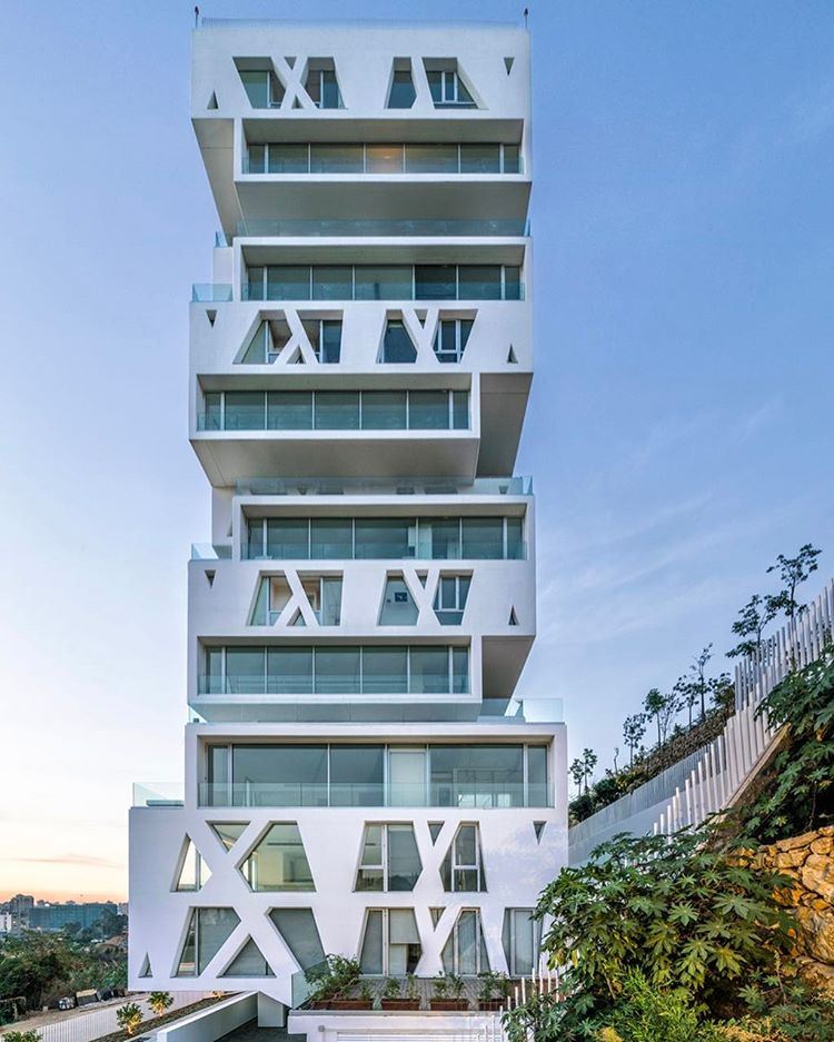 A moderna torre residencial 'The Cube' em Beirute, fotografada por @designb (Beirut, Lebanon)