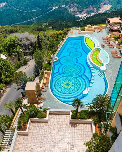A piscina do hotel que tem a maior suite do mundo @grandhillshotel Nada... (Grand Hills Hotel and Spa Broumana)