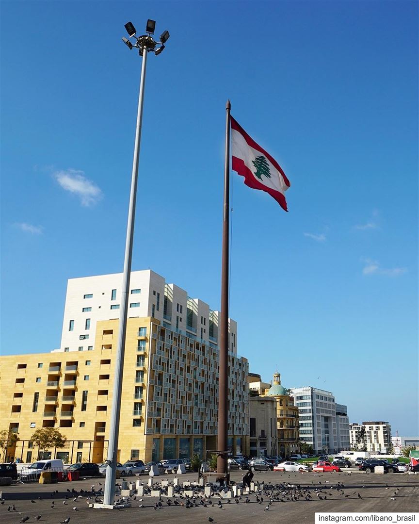 🇱🇧🇧🇷 A Praça dos Mártires não é somente a maior praça pública de... (Martyrs' Square, Beirut)
