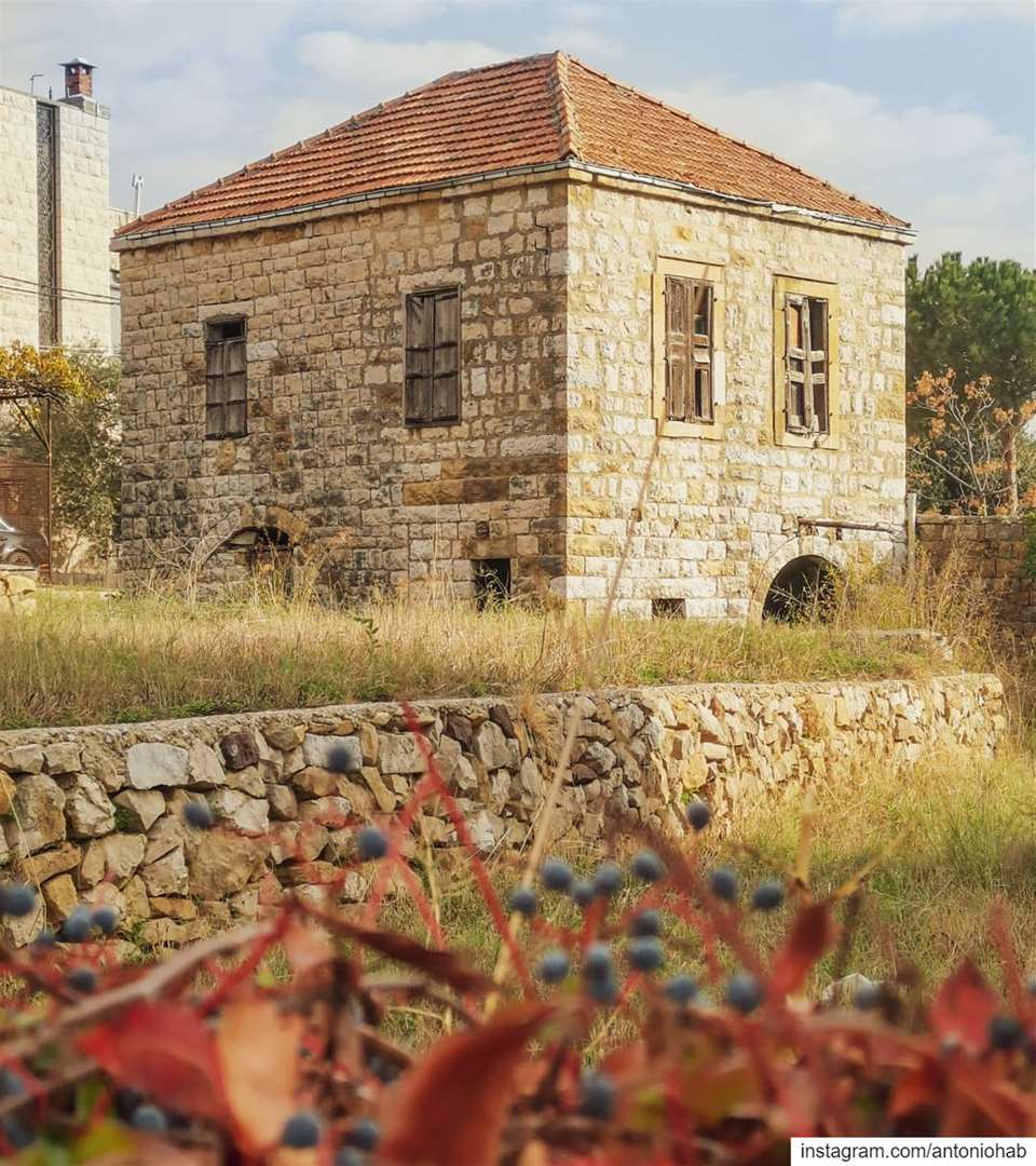 A traditional Lebanese house spotted changing its colors 🍂🍁 (Baabdâte, Mont-Liban, Lebanon)