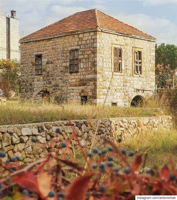 A traditional Lebanese house spotted changing its colors 🍂🍁 (Baabdâte, Mont-Liban, Lebanon)