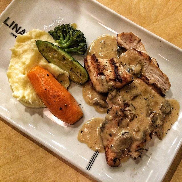 A yummy grilled chicken platter with mushroom sauce & purée ❤️🍴 what's for dinner?  (Lina's Badaro)