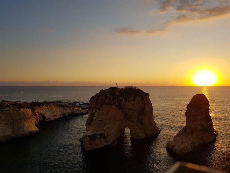 An amazing sunset from Raouche - Beirut 😍مغيب الشمس من الروشة بيروت... (AtRaoucheh)