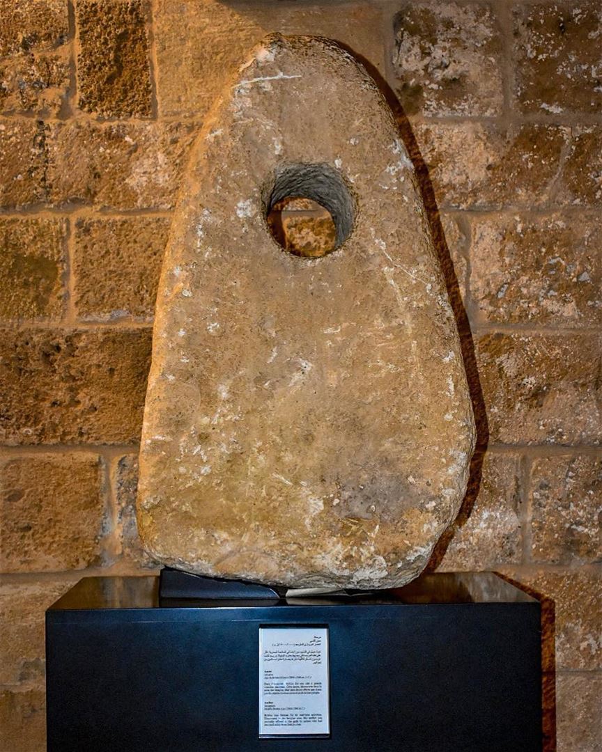 Âncora de barco fenício em exposição no Castelo das Cruzadas, em Byblos.... (Byblos Castle)