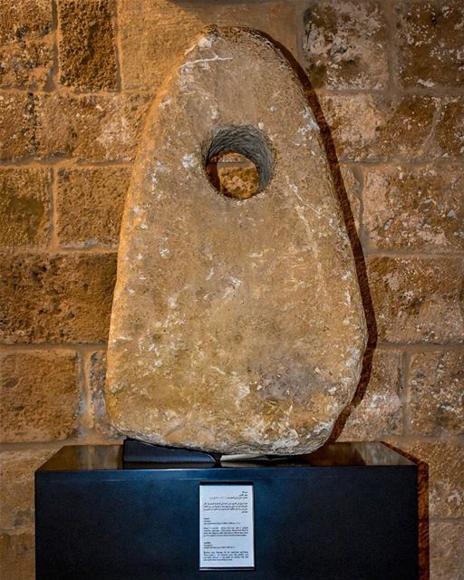 Âncora de barco fenício em exposição no Castelo das Cruzadas, em Byblos.... (Byblos Castle)