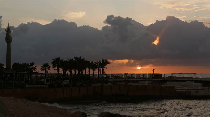 Another unbelievable cloudy sunset in Beirut. What we see is really... (Manara Beyrouth)