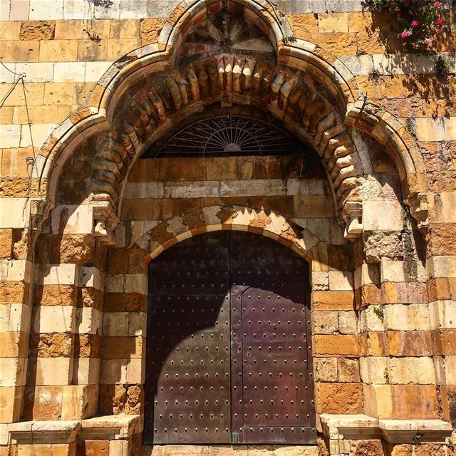 Anyone home?  architecture  door  chouf  livelivechouf  carsoflebanon ... (Deïr El Qamar, Mont-Liban, Lebanon)
