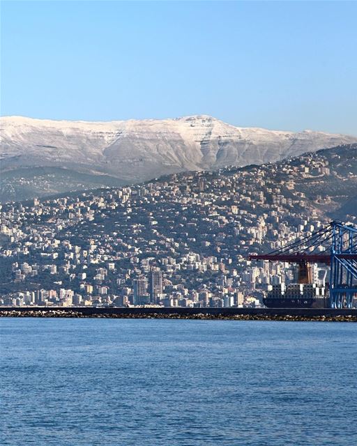 Aos poucos a neve começa a cobrir o cume do Monte Líbano como podemos ver... (Port of Beirut)