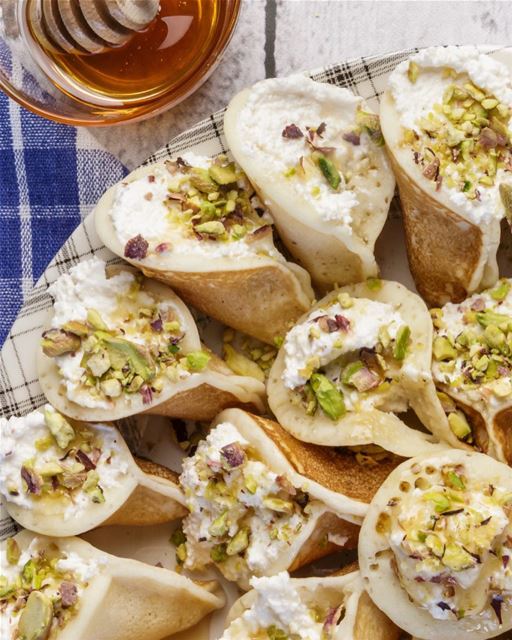 Aqui está outra iguaria da sobremesa libanesa: Katayef (pronuncia-se ataif)