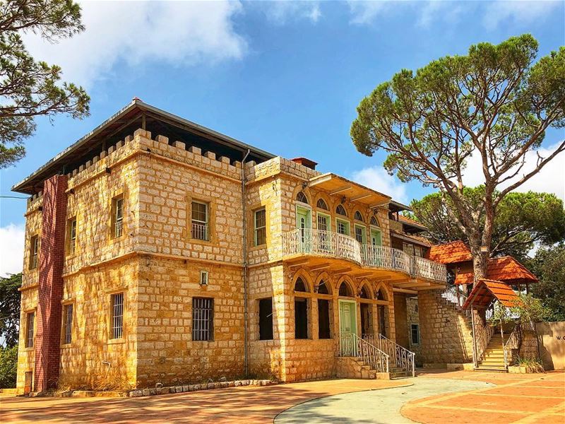 Architecture is frozen music.Goethe  super_lebanon  livelovebeirut ... (Broummâna, Mont-Liban, Lebanon)