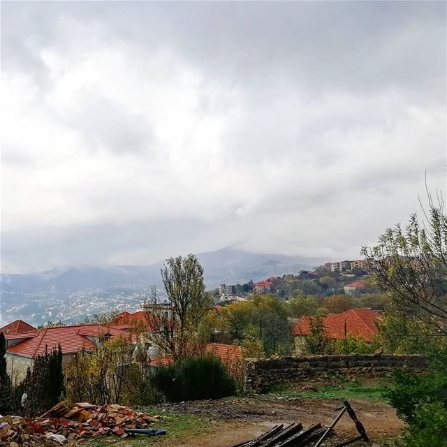 Autumn trees🍁Old houses🏡And Cloudy sky☁️ that's called beauty😍🇱🇧... (Sawfar, Mont-Liban, Lebanon)