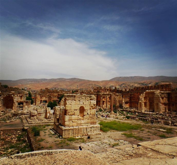  baalbek  heliopolis  templeofbacchus  ruins  roman  ancient  history ...