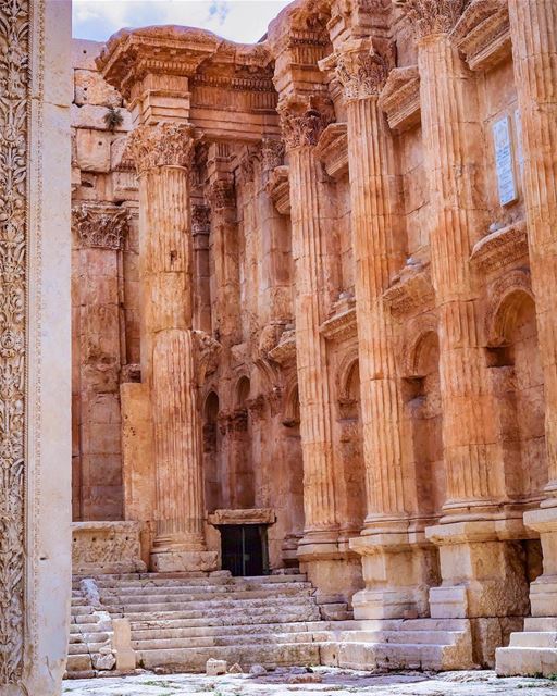 .🇱🇧 Baalbek's  T͙E͙M͙P͙L͙E͙ O͙F͙ B͙A͙C͙C͙H͙U͙S͙ the most beautifully... (Baalbek , Roman Temple , Lebanon)