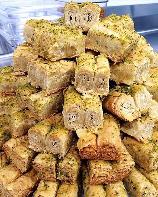 Baklava, delicioso doce libanês! Qual é o seu favorito: nozes, pistache ou...