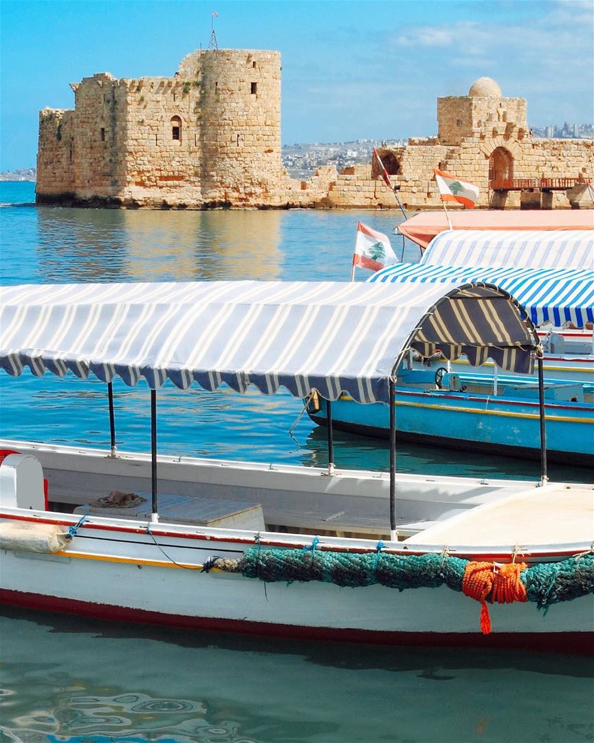 Barcos de pesca e o Castelo do Mar em Sidon, sul do Líbano, construído... (Sidon Sea Castle)