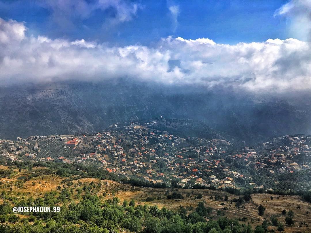 BASKINTA from above 🏘☁️  VRLWanderWednesday  myshot  Baskinta (بسكنتا‎)... (Qanat Bakish, Mont-Liban, Lebanon)