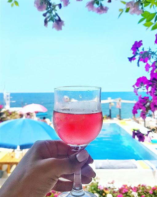 Because Sunday should be a day for Rosé!  cheers 💙🍷💘🍷💙... (Chez Fouad)