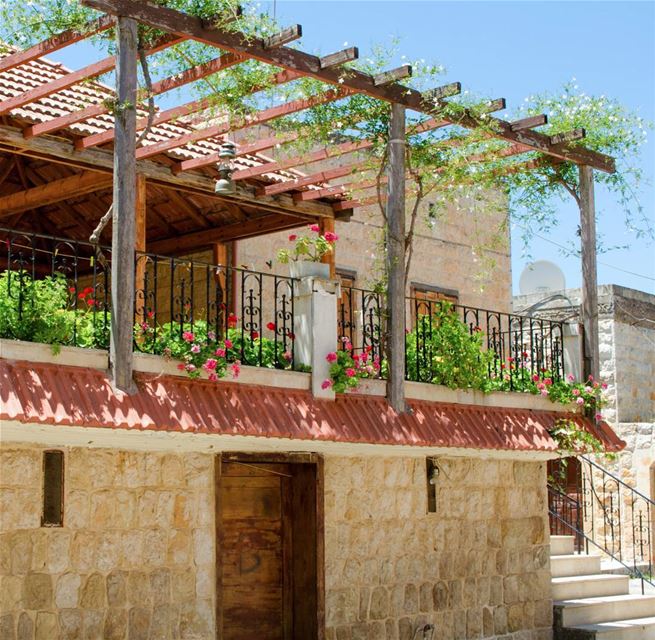 Beino and its stunning homes give cravings for a walk this afternoon. ... (Beïno, Liban-Nord, Lebanon)
