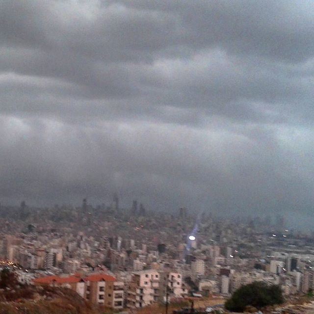 Beirut at10 am.beforerain cloudscloudyskys autum beforestorm nuages grisciel greysky sadweather avantpluie (Beirut, Lebanon)