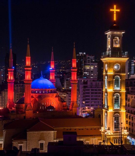 Beirute agora à noite, um lugar de incrível contraste. A Catedral Maronita... (Downtown Beirut)
