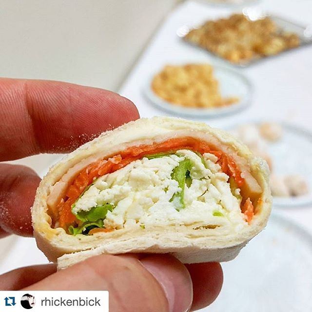 Bite-size rolls with ham, dried tomatoes, arugula and cottage cheese. 🍪 Phot repost @rhickenbick 