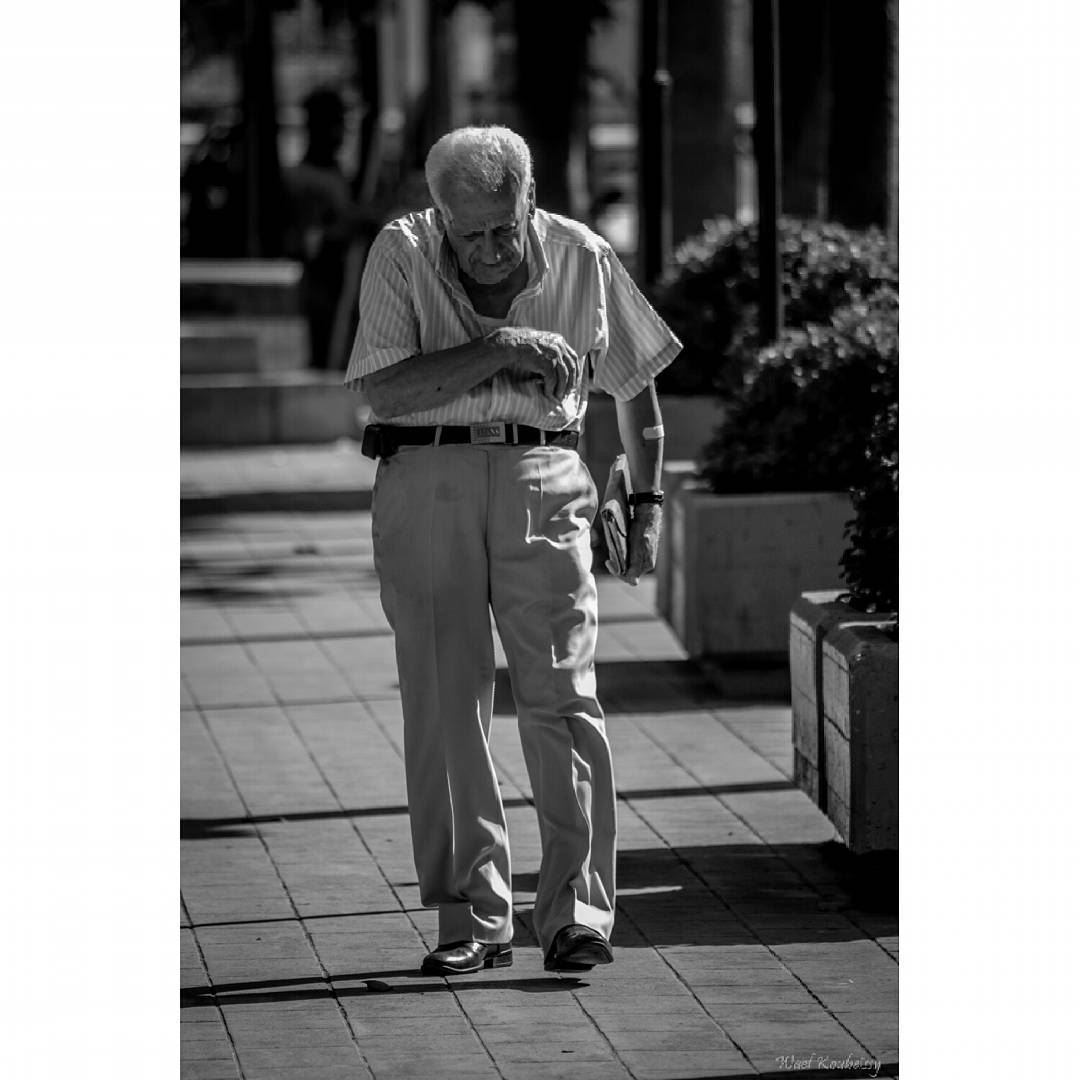  bnw  blackandwhite  street  photography  old  man  sidewalk  walking ...