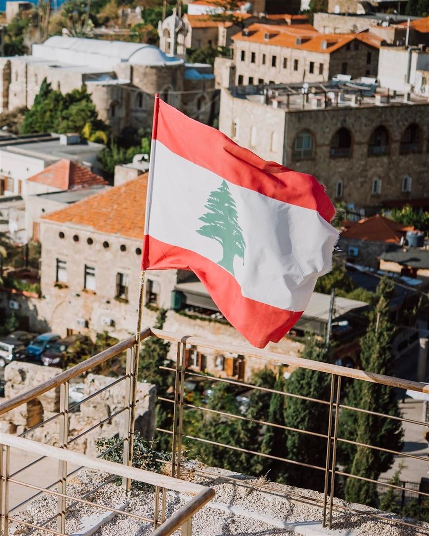 Bom dia, meu querido Líbano! Você tem a bandeira mais bonita do mundo e me... (Byblos Castle)
