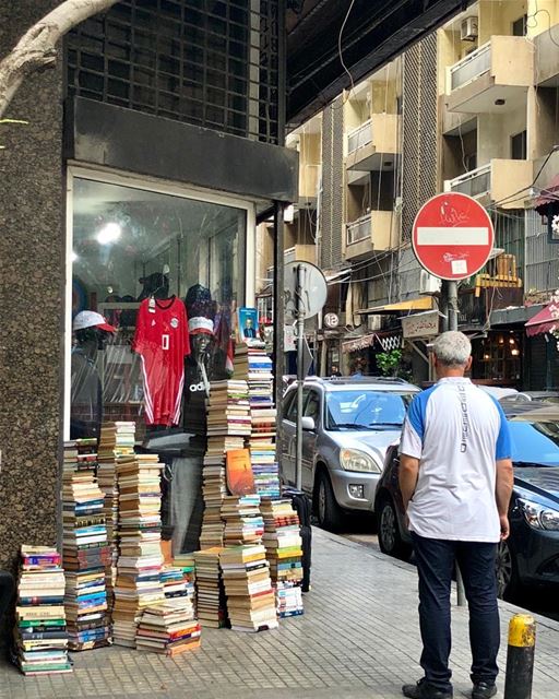 Bookseller in the city. No overhead, low prices.  bookseller  books ... (Hamra, Beyrouth, Lebanon)