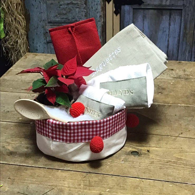 Bread basket & kitchen towel for the prep. 🎈Write it in fabric by nid d'ab