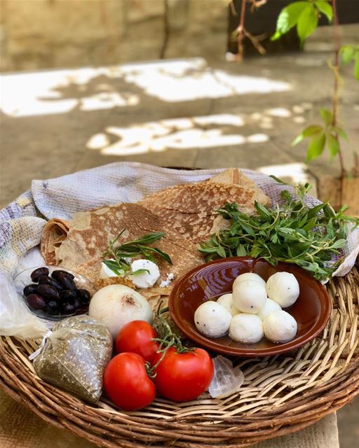 Breakfast picnic Lebanese country style with labneh balls, tomatoes,... (Deïr El Qamar, Mont-Liban, Lebanon)