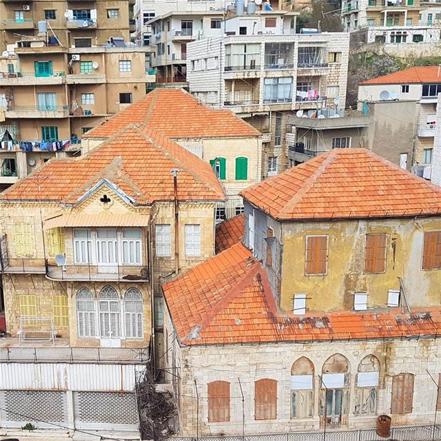Building🏣 vs Houses🏠 livelovebeirut  wearelebanon   lebanon... (Zahlé, Lebanon)