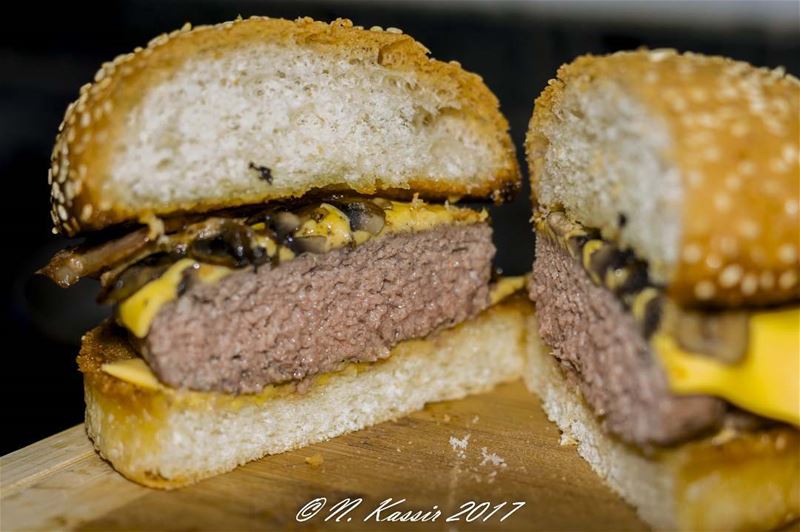  burger  bun  mushrooms  bacon  cheddar  cheese  meat  food  foodstyling ...