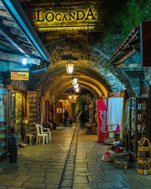Byblos à noite. A qualquer hora, as ruelas medievais do antigo mercado (old (Byblos Old Souk)