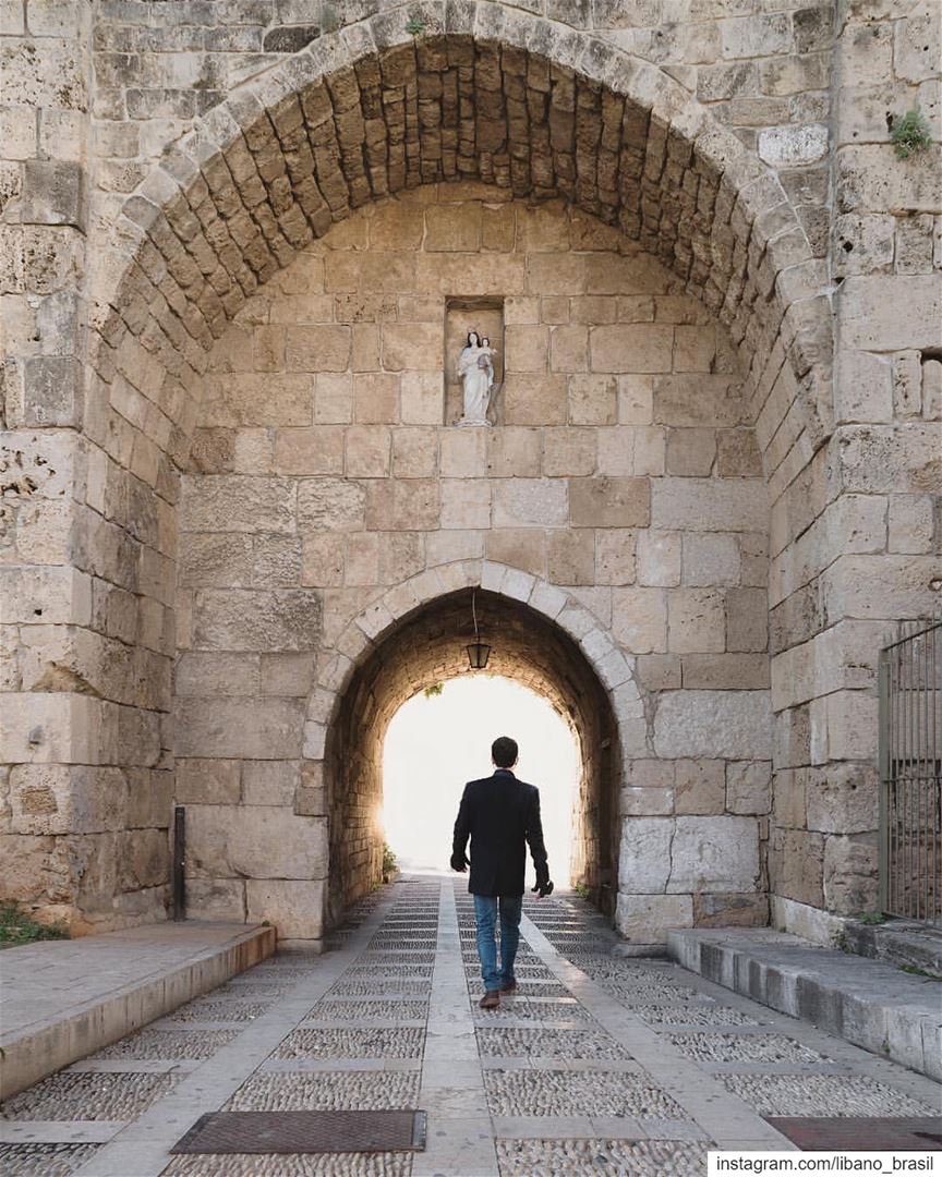 🇱🇧🇧🇷 Byblos e sua muralha medieval protegida pela imagem da Virgem... (Byblos, Lebanon)
