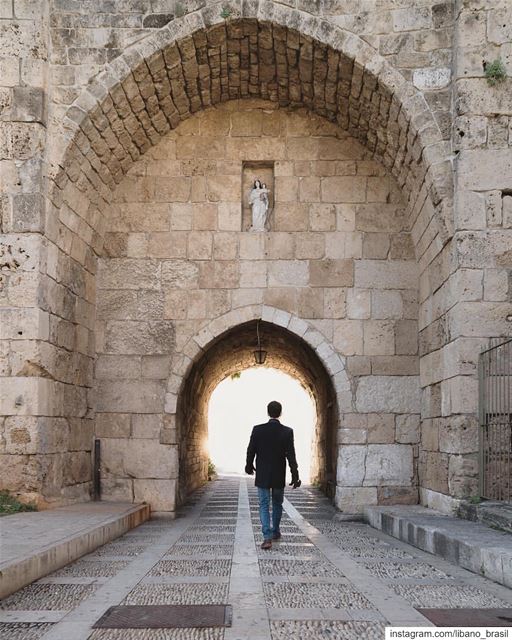 🇱🇧🇧🇷 Byblos e sua muralha medieval protegida pela imagem da Virgem... (Byblos, Lebanon)