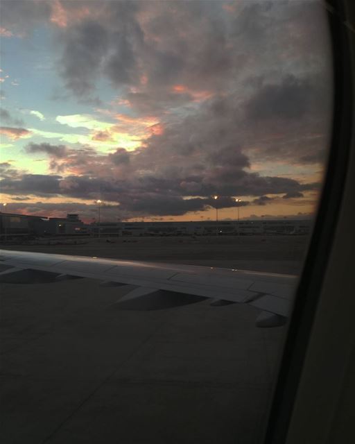 Ça fait du bien de retrouver le ciel rose de mon plat pays 🛬🌇 🇧🇪 ... (Brussels Airport)